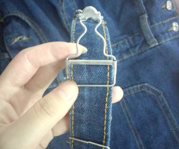 把穿過方扣的帶子放入葫蘆扣,再通過葫蘆扣中間的孔穿出來。