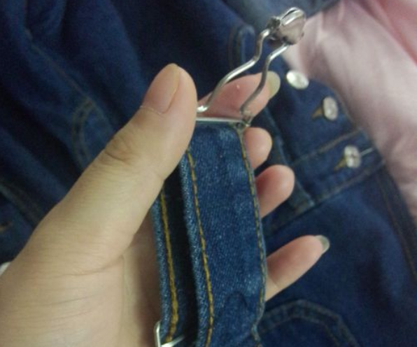 將已經(jīng)穿過葫蘆扣的背帶向后捋,使其與前面的背帶平行